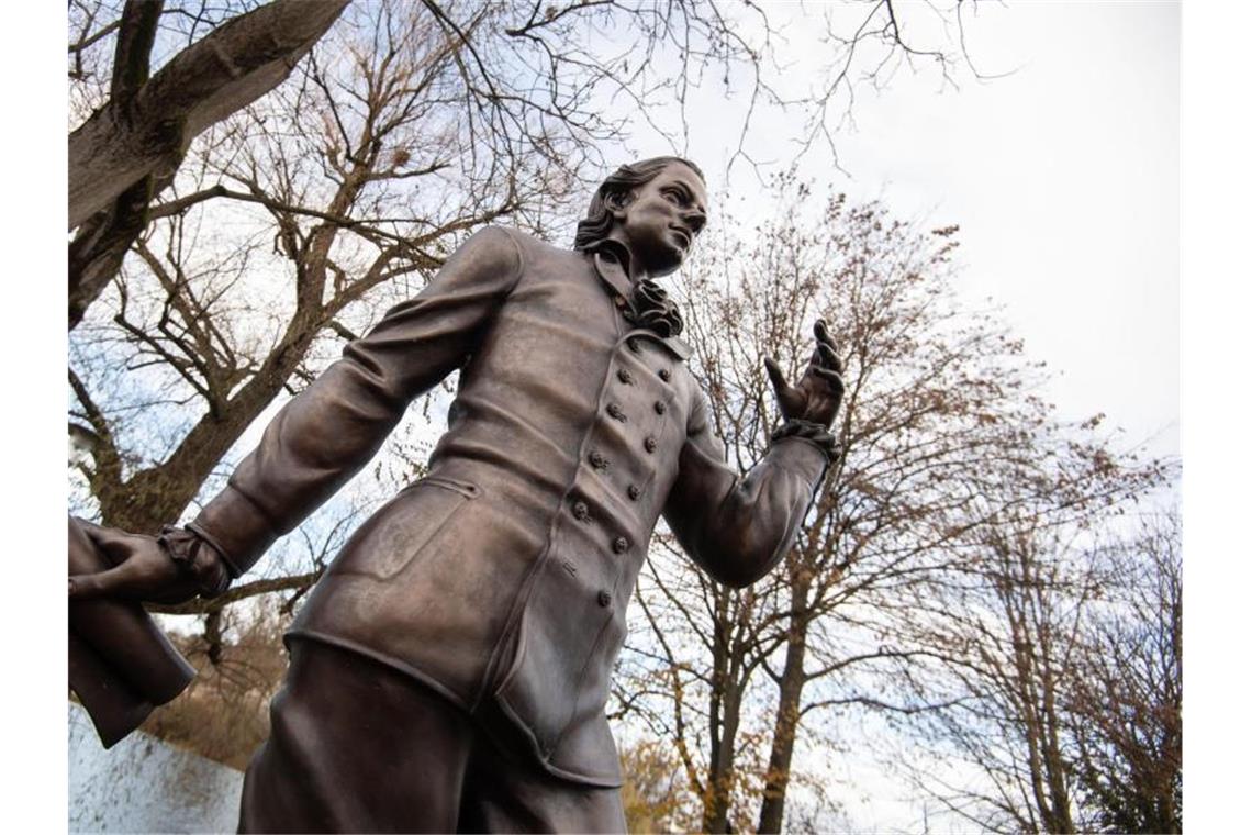 Eine Skulptur des Dichters Friedrich Hölderlin von Künstler Waldemar Schröder. Foto: Marijan Murat/dpa/Archivbild