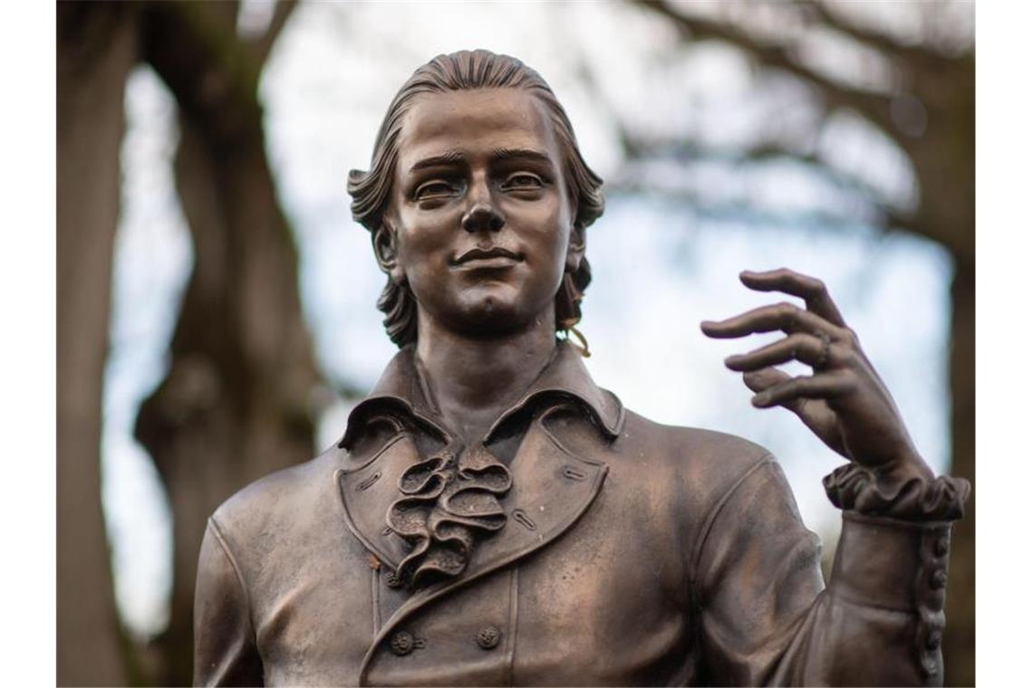 Eine Skulptur des Künstlers Waldemar Schröder, die Friedrich Hölderlin darstellt, steht vor Bäumen. Foto: Marijan Murat/dpa