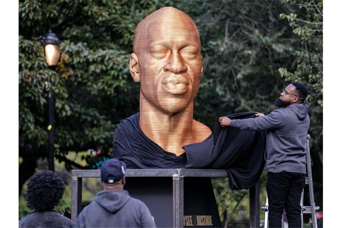 Eine Skulptur von George Floyd wird in New York enthüllt. Foto: John Minchillo/AP/dpa