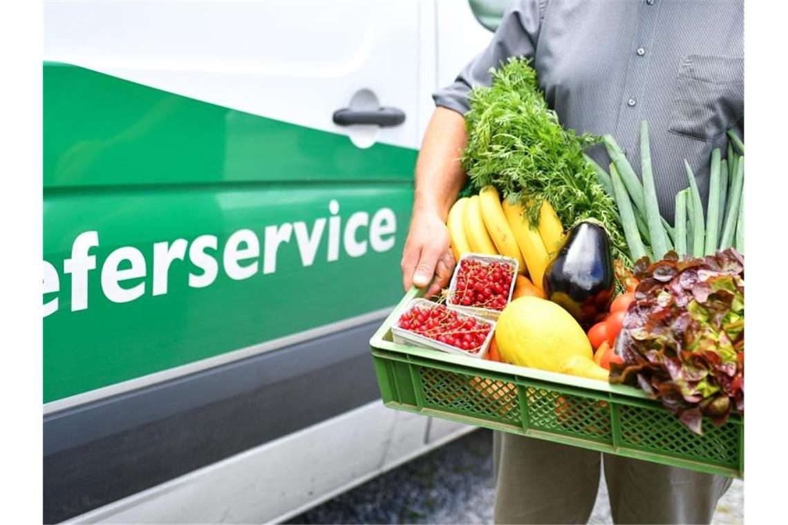 Eine sogenannte „Bio-Kiste“ mit Gemüse und Obst aus biologischem Anbau. Foto: picture alliance / dpa