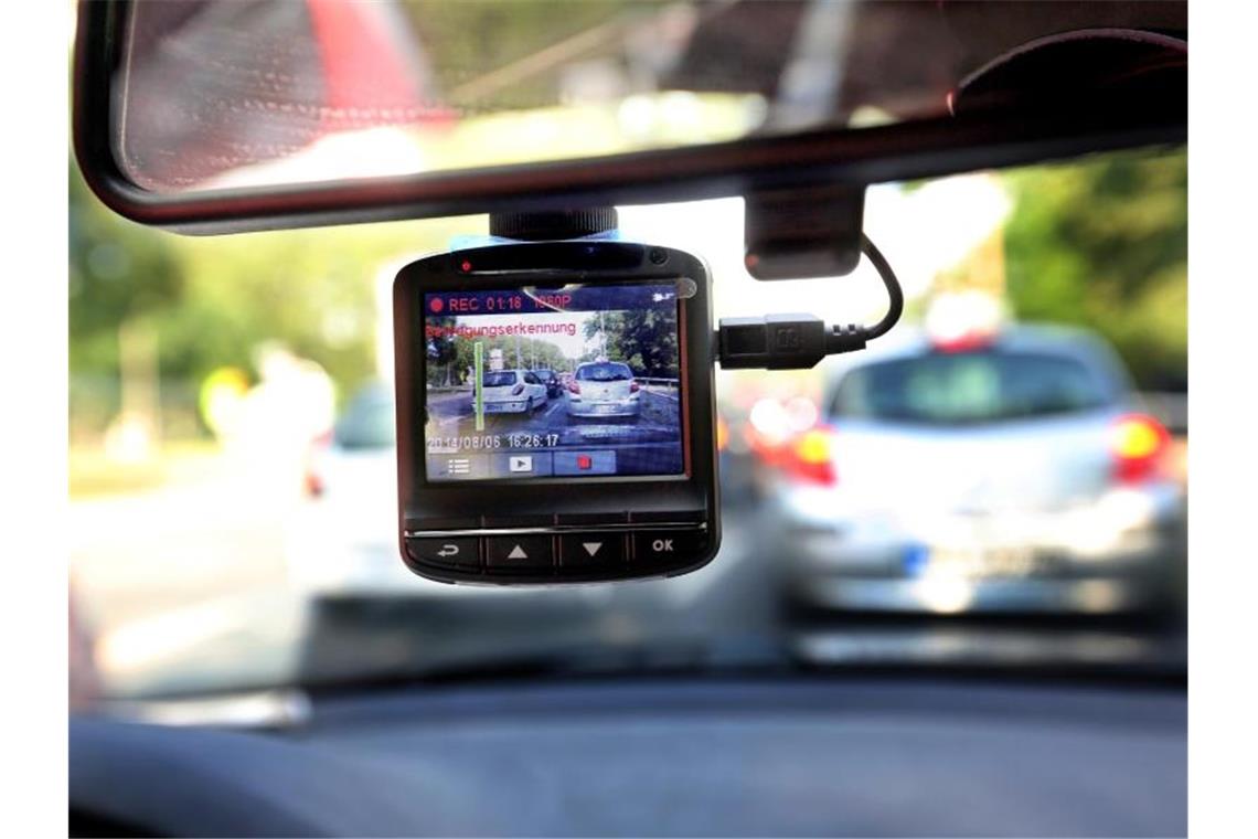 Eine sogenannte Dashcam, befestigt an der Windschutzschreibe, filmt den Straßenverkehr aus einem Auto. Foto: Wolfgang Kumm/Archivbild