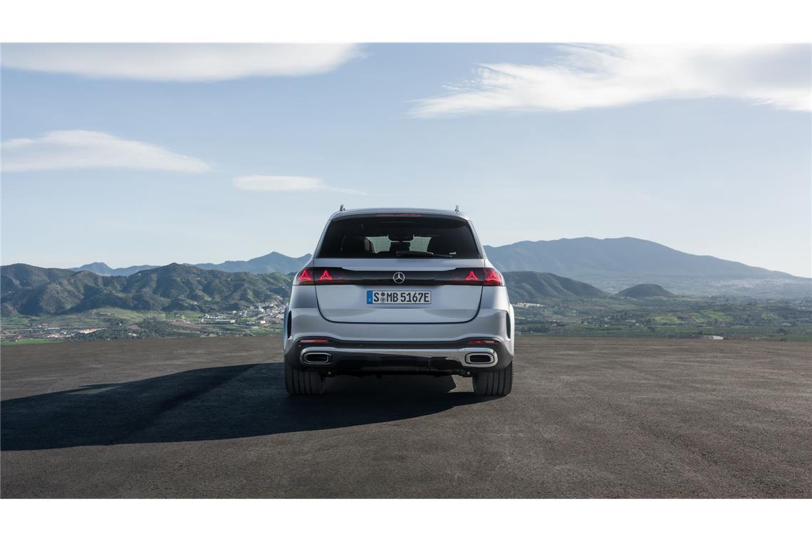 Eine sogenannte Designblende zieht sich über das gesamte Heck, in ihrer Mitte prangt der Mercedes-Stern.