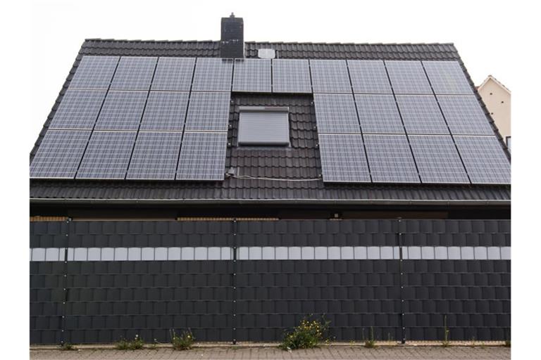 Eine Solaranlage ist auf dem Dach befestigt. Foto: Julian Stratenschulte/dpa/Symbolbild