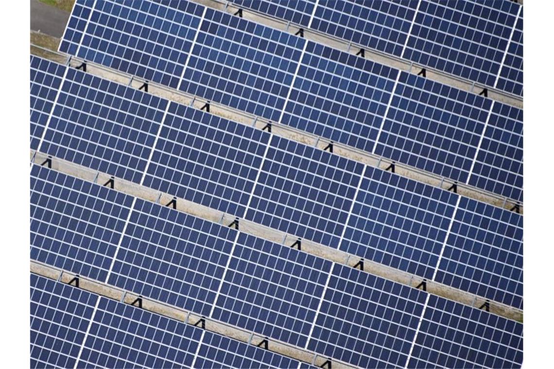 BUND fordert mehr Fläche für Wind- und Solarenergie Eine Solaranlage ist zu sehen. Foto: Uli Deck/dpa/Symbolbild