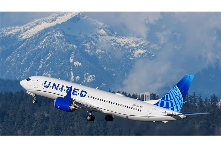 Eine solche Boeing 737 MAX 8 der US-Fluggesellschaft United Airlines (Symbolbild) ist am 16. Oktober über den USA in 11.000 Metern Flughöhe von einem unbekannten Objekt getroffen worden.