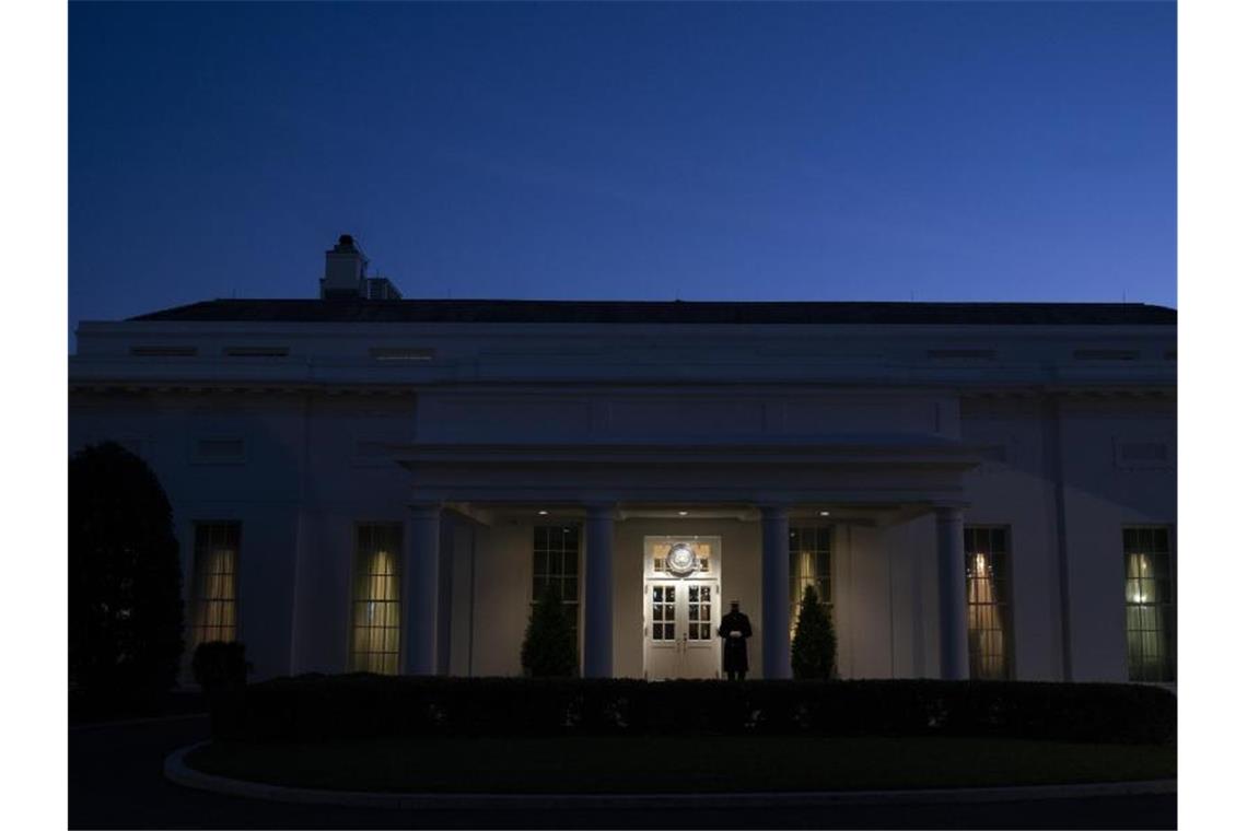 Trumps Anwälte verstricken sich in Verschwörungstheorien Eine Soldat steht vor dem Eingang zum Westflügel des Weißen Hauses. Das bedeutet, Trump befindet sich im Oval Office. Foto: Evan Vucci/AP/dpa