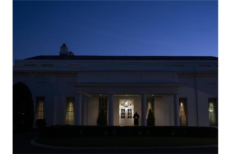 Eine Soldat steht vor dem Eingang zum Westflügel des Weißen Hauses. Das bedeutet, Trump befindet sich im Oval Office. Foto: Evan Vucci/AP/dpa