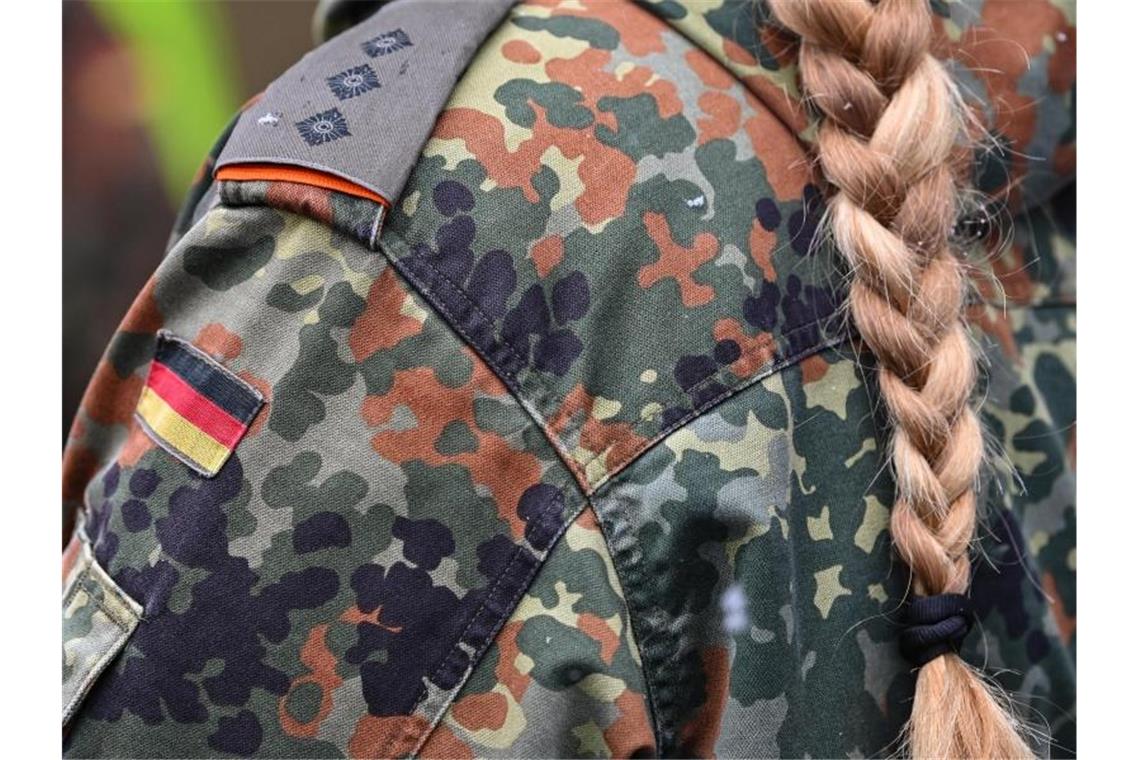 Eine Soldatin trägt eine Uniform der Bundeswehr. Foto: Patrick Pleul/dpa-Zentralbild/ZB/Symbolbild