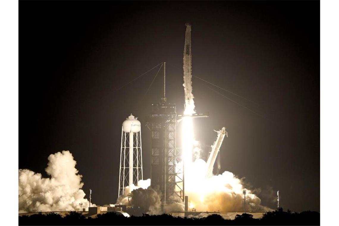 Eine SpaceX Falcon 9-Rakete mit der Crew Dragon-Kapsel hebt von der Startrampe 39A im Kennedy Space Center in Cape Canaveral, Florida, ab. Foto: John Raoux/AP/dpa