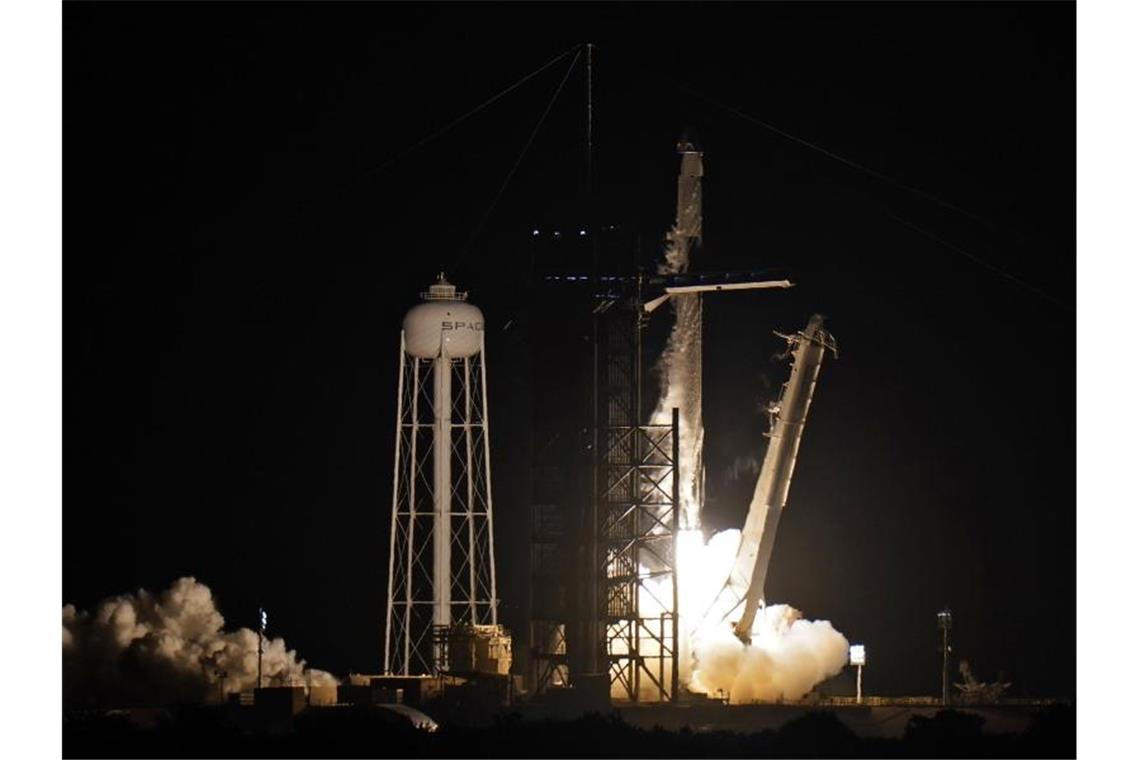 Eine SpaceX-„Falcon 9“-Rakete mit vier Privatpersonen an Bord hebt von der Rampe 39A des Kennedy Space Centers ab. Foto: Chris O'meara/AP/dpa