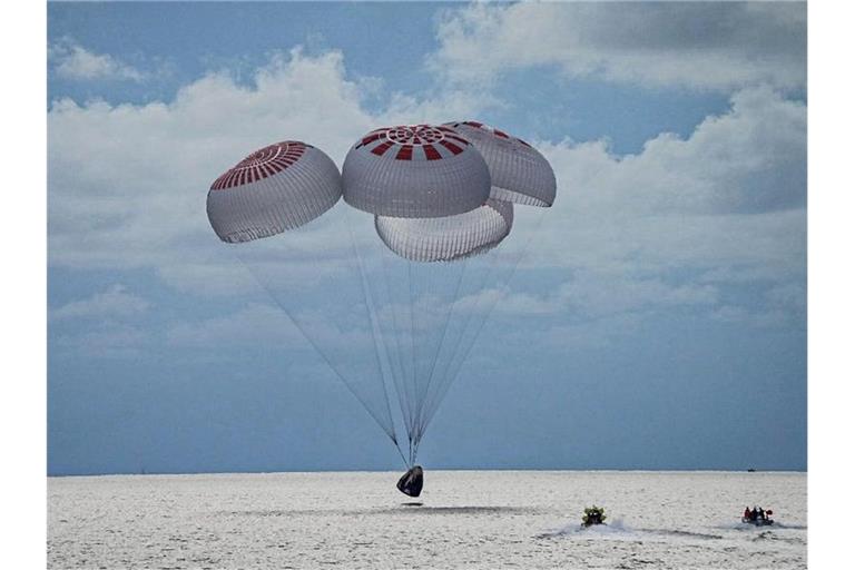Eine SpaceX-Kapsel mit vier Personen an Bord geht vor der Küste Floridas in den Atlantik nieder. Foto: Uncredited/SpaceX via AP/dpa