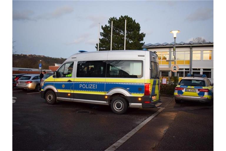 Eine Spielzeugwaffe hat in Obrigheim einen Großeinsatz der Polizei und die Evakuierung einer Schule ausgelöst. Foto: Leonard Buchner/Einsatz-Report24/dpa