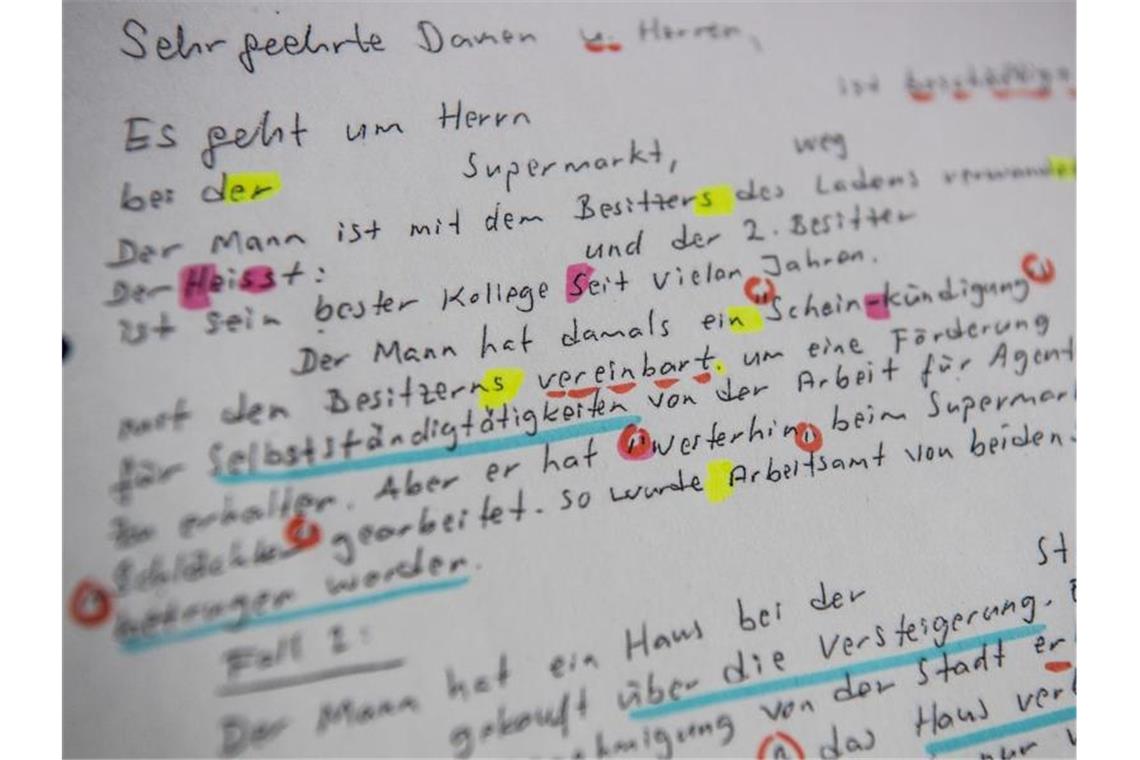 Eine Sprachforensikerin des Bundeskriminalamtes hat mit farbigen Markierungen dieses handschriftliche Schreiben eines Mannes, der sich anonym an die Polizei gewendet hatte, versehen. Foto: Boris Roessler/dpa