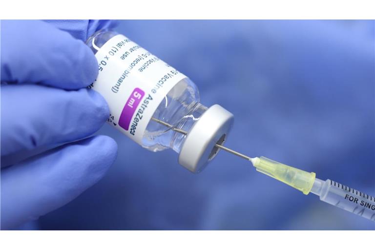 Klage um möglichen Impfschaden - OLG entscheidet im Dezember Eine Spritze mit dem Corona Impfstoff AstraZeneca. Eine Frau erkrankte nach einer Corona-Impfung schwer und klagte – die Entscheidung des OLG steht noch aus (Symbolfoto).