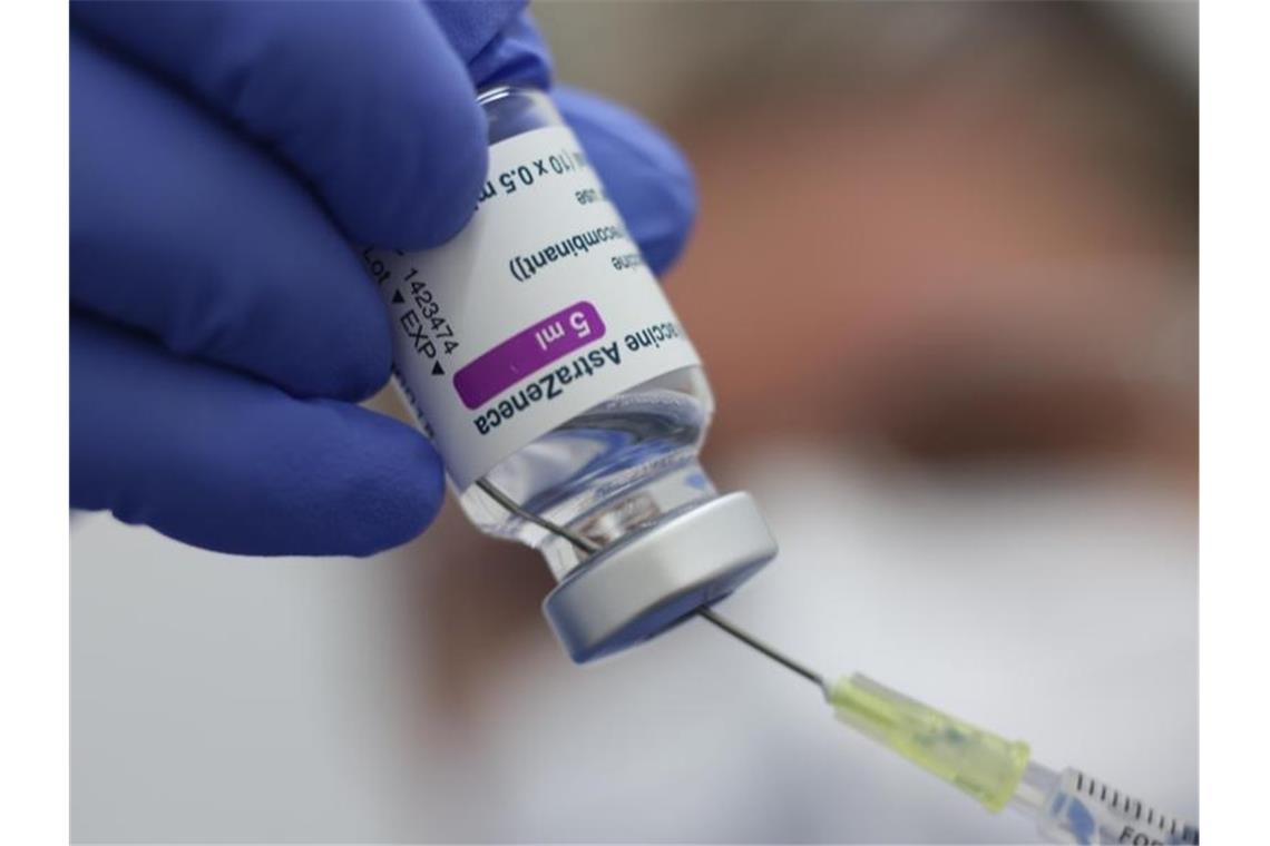 Eine Spritze mit dem Corona-Impfstoff von Astrazeneca wird aufgezogen. Foto: Matthias Bein/dpa-Zentralbild/dpa/Archivbild