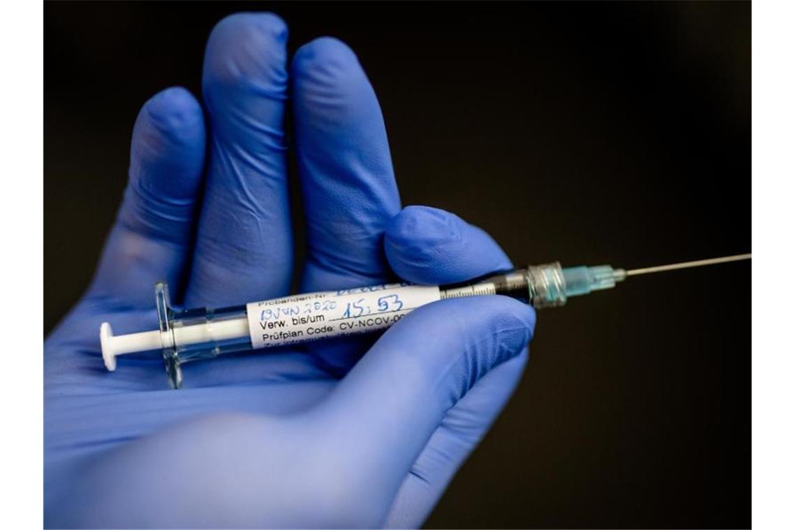 Eine Spritze mit einem möglichen Impfstoff gegen das Coronavirus. Foto: Christoph Schmidt/dpa