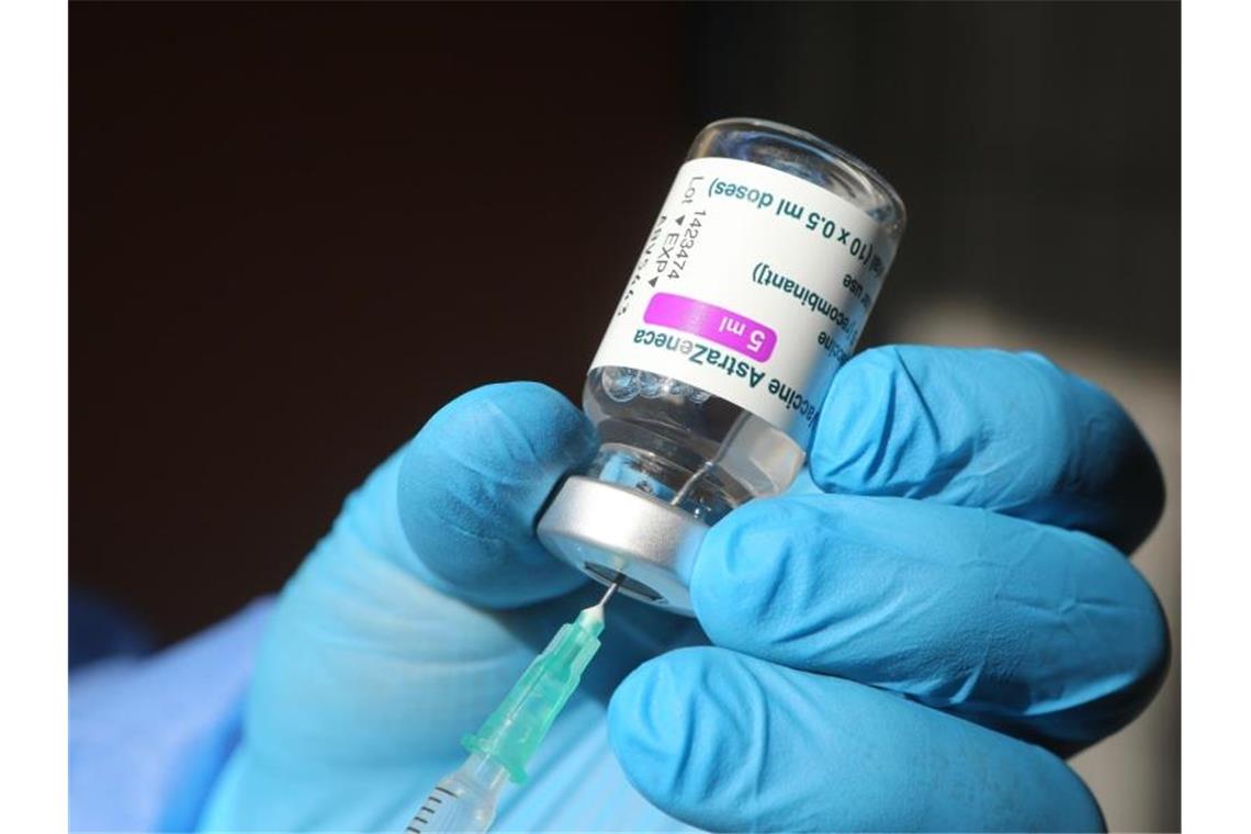 Lucha bedauert Astrazeneca-Stopp und erwartet Neuzulassung Eine Spritze wird mit dem Corona-Impfstoff von Astrazeneca aufgezogen. Foto: Matthias Bein/dpa-Zentralbild/dpa