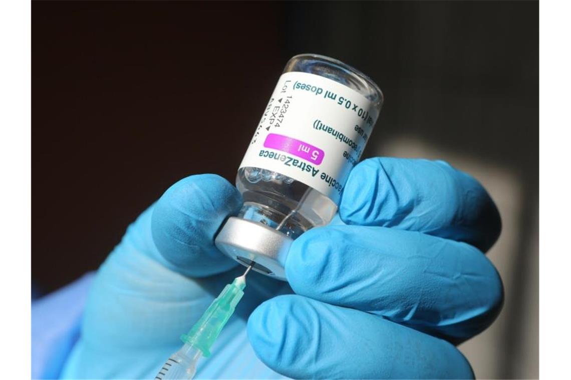 Eine Spritze wird mit dem Corona-Impfstoff von Astrazeneca aufgezogen. Foto: Matthias Bein/dpa-Zentralbild/dpa