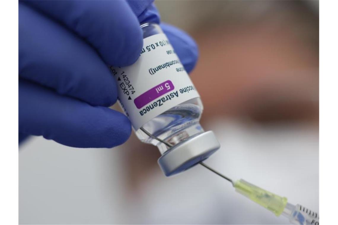 Eine Spritze wird mit dem Corona-Impfstoff von AstraZeneca augezogen. Foto: Matthias Bein/dpa-Zentralbild/dpa/Symbolbild