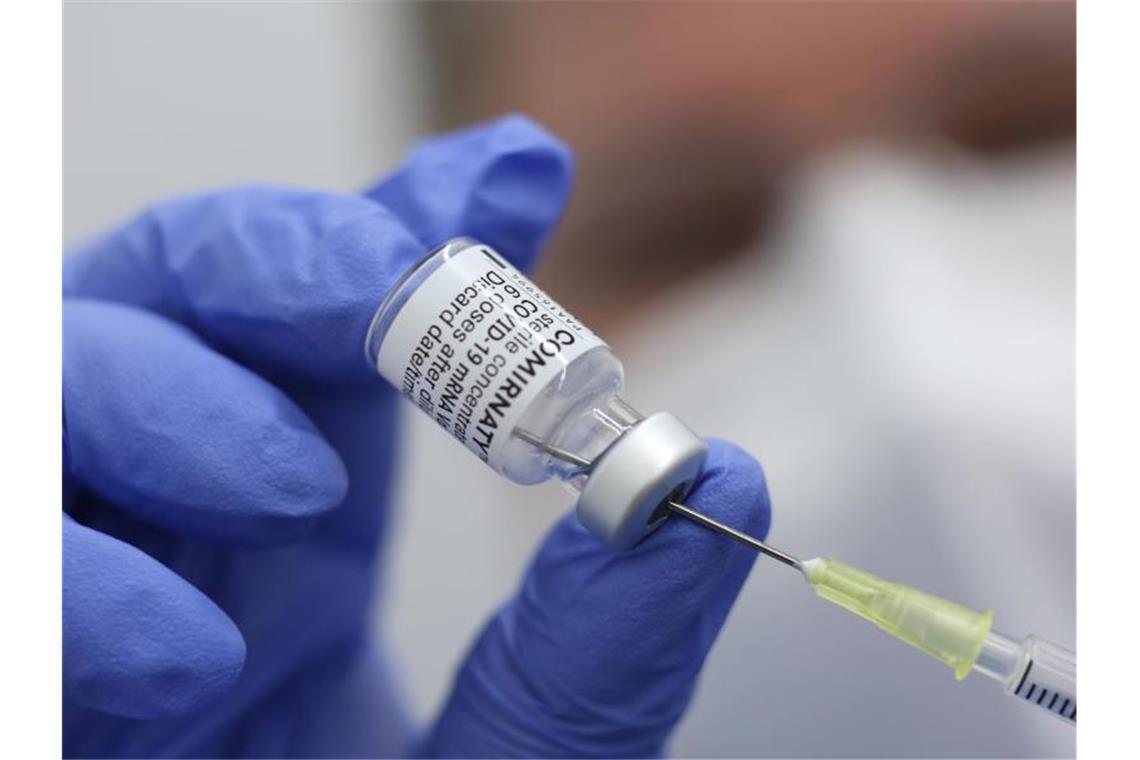 Eine Spritze wird mit dem Corona-Impfstoff von Biontech aufgezogen. Foto: Matthias Bein/dpa-Zentralbild/dpa/Symbolbild