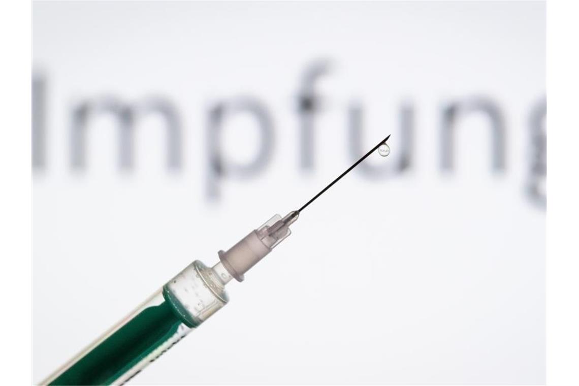 Impfstoff Novavax ab Ende Februar im Südwesten verfügbar Eine Spritze wird vor den Schriftzug „Impfung“ gehalten. Foto: Friso Gentsch/dpa/Symbolbild
