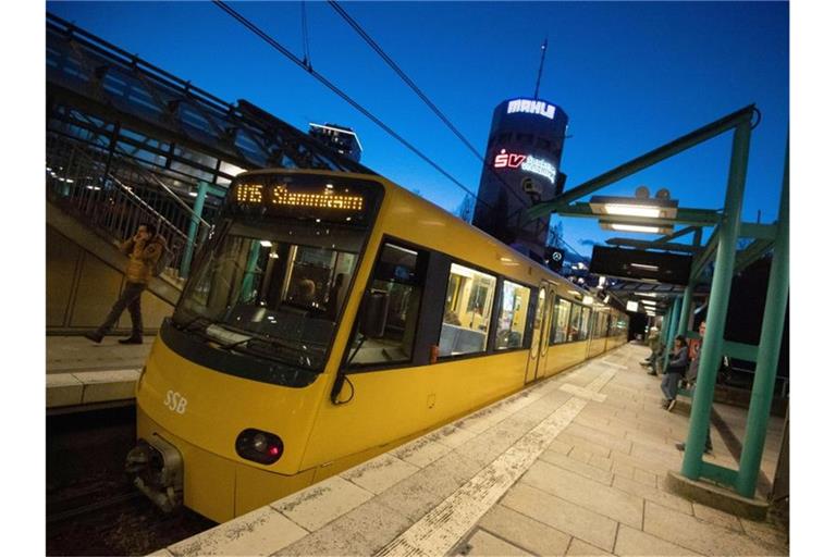 Eine Stadtbahn der VVS fährt in eine Haltestelle ein. Foto: Marijan Murat/dpa/Archivbild