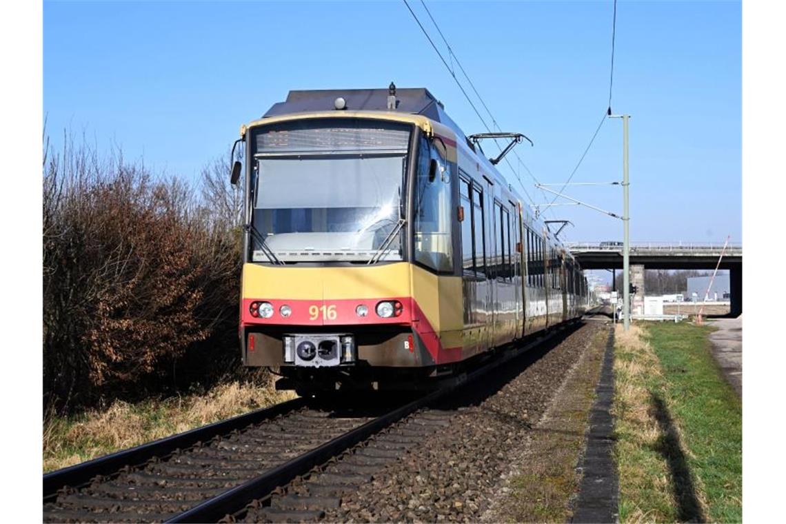 Studie: Ausbau der Murgtalbahn für 36 Millionen machbar Eine Stadtbahn fährt zwischen Rastatt und Kuppenheim auf der Murgtalbahnstrecke. Foto: Uli Deck/dpa