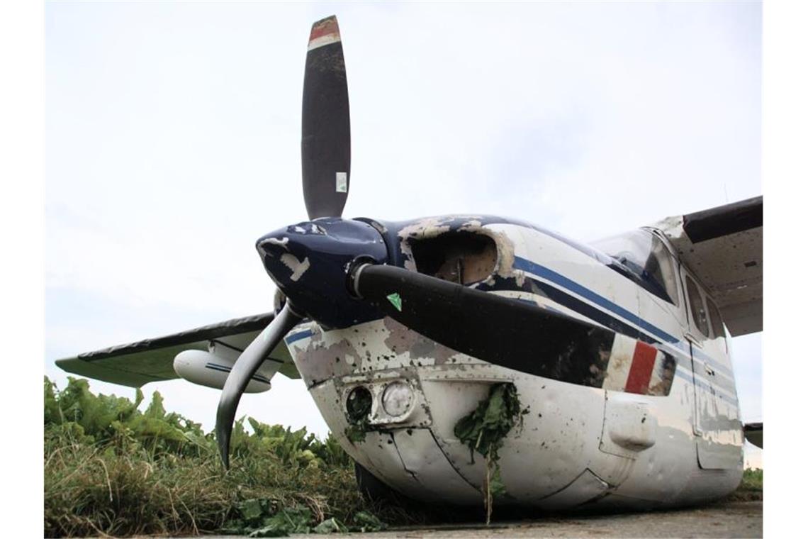 Eine stark beschädigte Cessna steht nach ihrer Notlandung auf einem Feldweg. Foto: Boehmler/SDMG/dpa