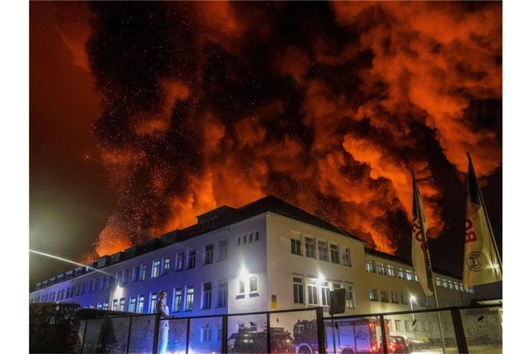 Eine starke Rauchwolke steigt bei einem Großbrand über einem Firmengelände auf. Foto: Kohls/SDMG/dpa/Aktuell