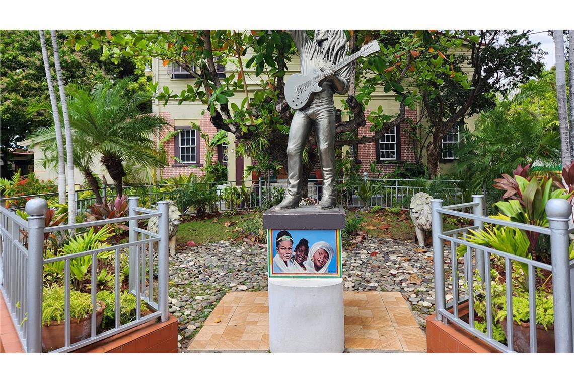 "Es sprang ein Funke über": Bob Marley vor 80 Jahren geboren Eine Statue Bob Marleys steht vor seinem ehemaligen Haus auf Jamaika, das heute ein Museum ist. (Archivbild)