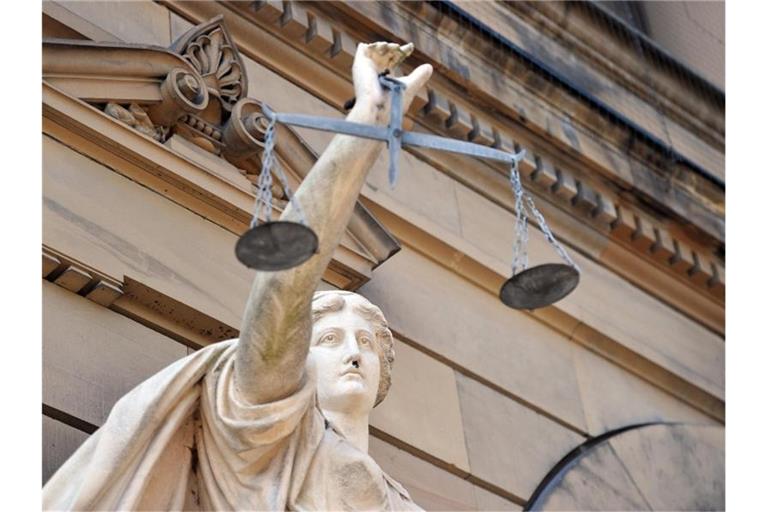 Eine Statue der Göttin Justitia mit einer Waage in ihrer Hand. Foto: Stefan Puchner/dpa