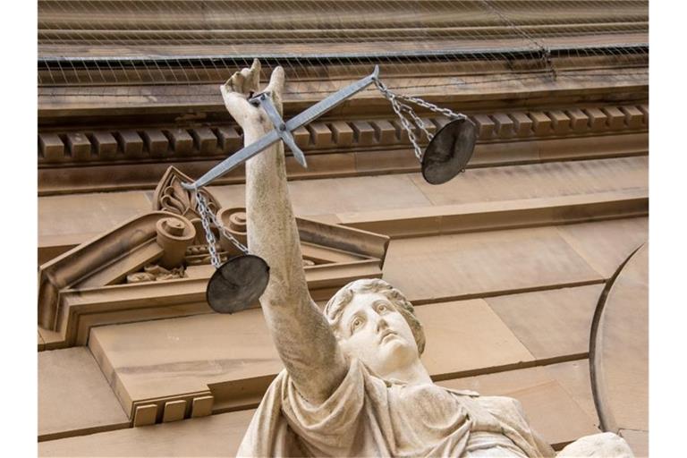 Eine Statue der Justita hält eine Waage in der Hand. Foto: Stefan Puchner/dpa/Symbolbild