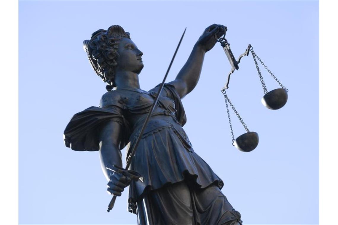Paar betrunken mit Auto angefahren: 29-Jähriger soll in Haft Eine Statue der Justitia. Foto: Arne Dedert/dpa/Archivbild