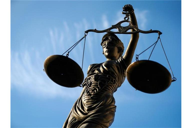 Eine Statue der Justitia hält eine Waage in der Hand. Foto: David-Wolfgang Ebener/dpa/Symbolbild