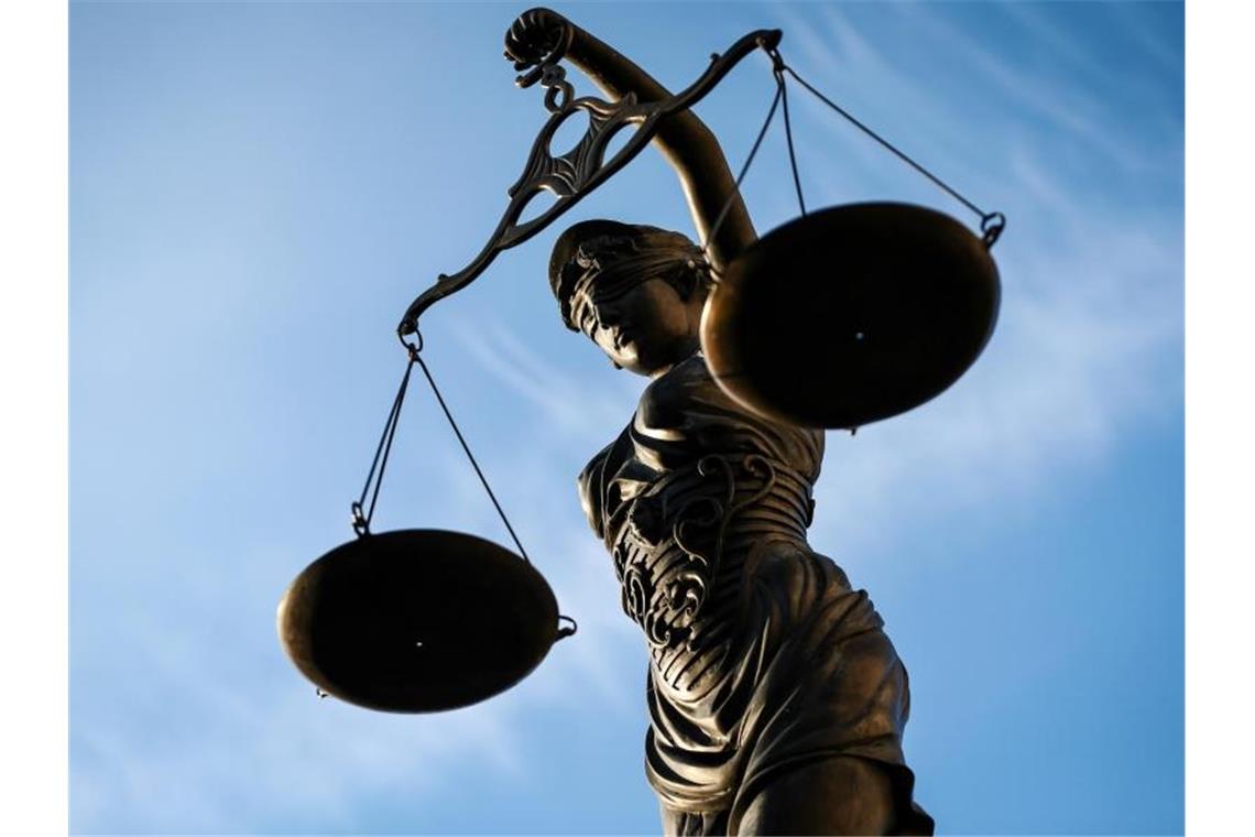 Eine Statue der Justitia hält eine Waage in der Hand. Foto: picture alliance/David Ebener/dpa/Symbolbild