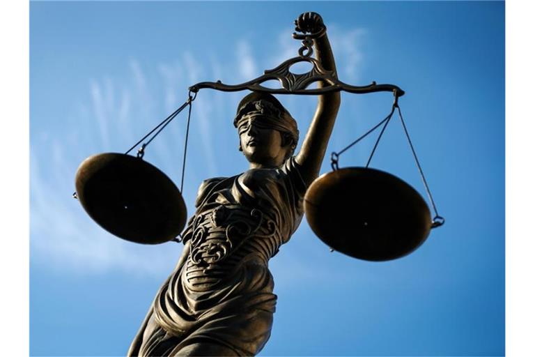 Eine Statue der Justitia hält eine Waage in ihrer Hand. Foto: David-Wolfgang Ebener/dpa
