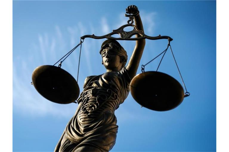 Eine Statue der Justitia hält eine Waage in ihrer Hand. Foto: David-Wolfgang Ebener/dpa