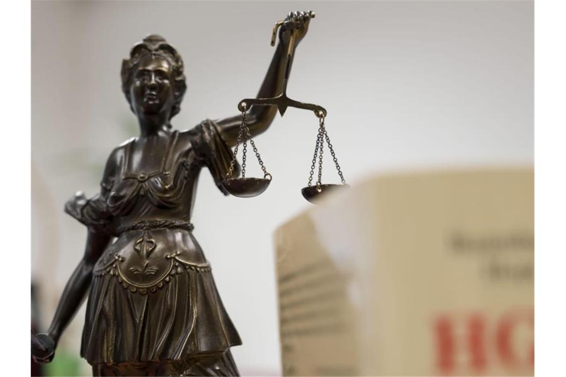 Lebenslange Haft für Angeklagte in „Doppelmord-Verfahren“ Eine Statue der Justitia hält eine Waage in ihrer Hand. Foto: picture alliance / Peter Steffen/dpa/Symbolbild