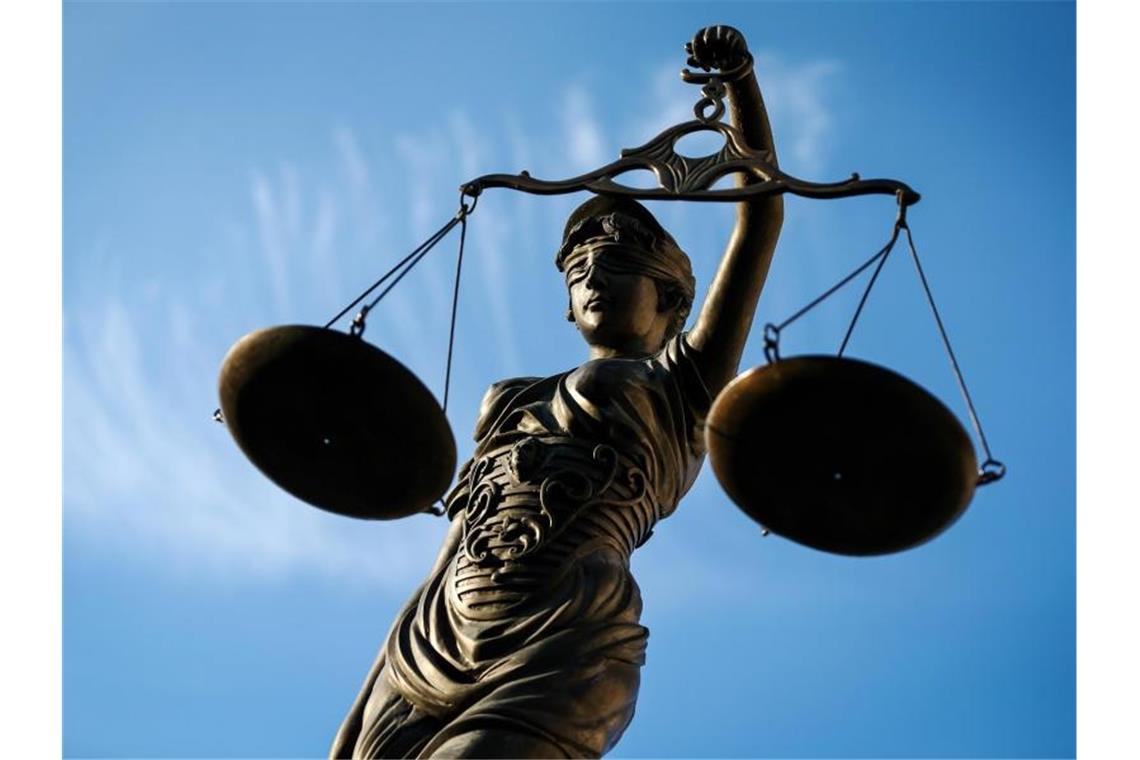 Versuchter Mord - Rentner soll Feuer gelegt haben Eine Statue der Justitia hält eine Waage in ihrer Hand. Foto: David-Wolfgang Ebener/dpa