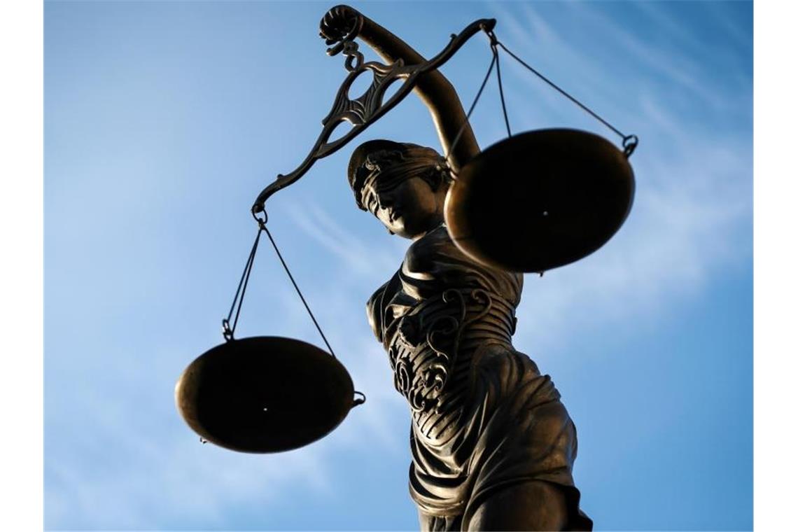 Mord an Waffensammler: 30-Jähriger schuldig gesprochen Eine Statue der Justitia hält eine Waage in ihrer Hand. Foto: David-Wolfgang Ebener/dpa/Archivbild