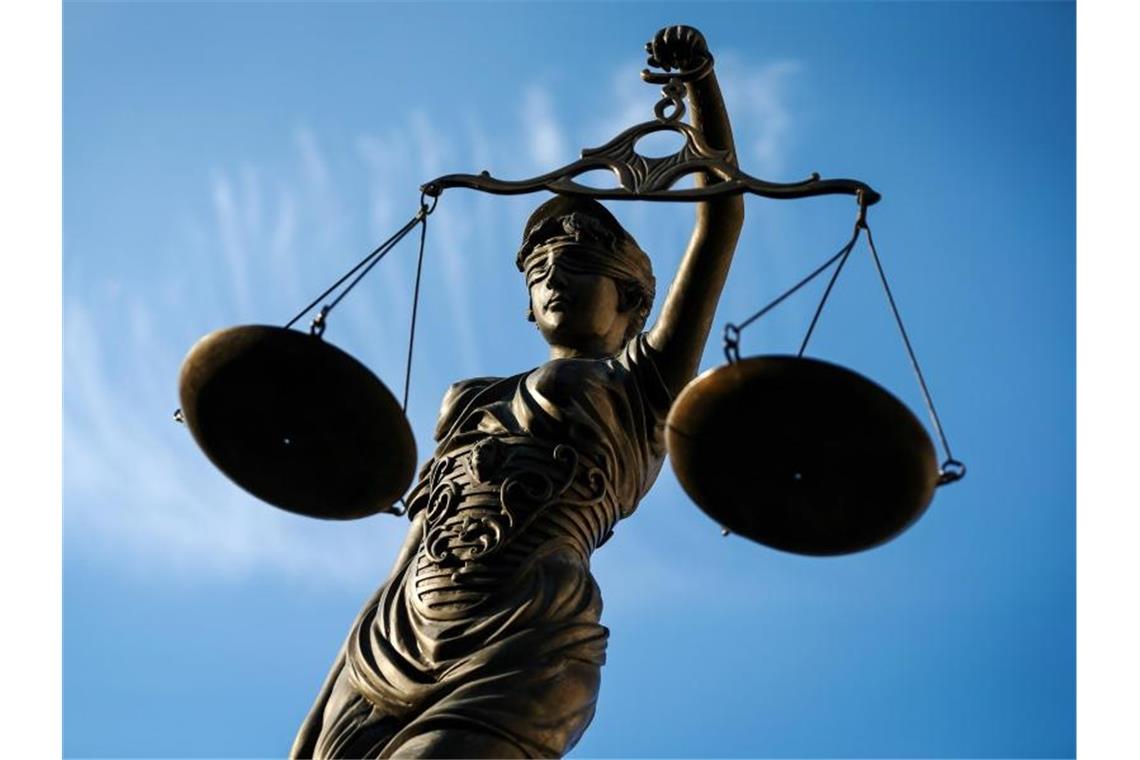Fackelwurf auf Roma-Familie: Anklage wegen versuchten Mordes Eine Statue der Justitia hält eine Waage in ihrer Hand. Foto: David-Wolfgang Ebener/dpa/Archivbild