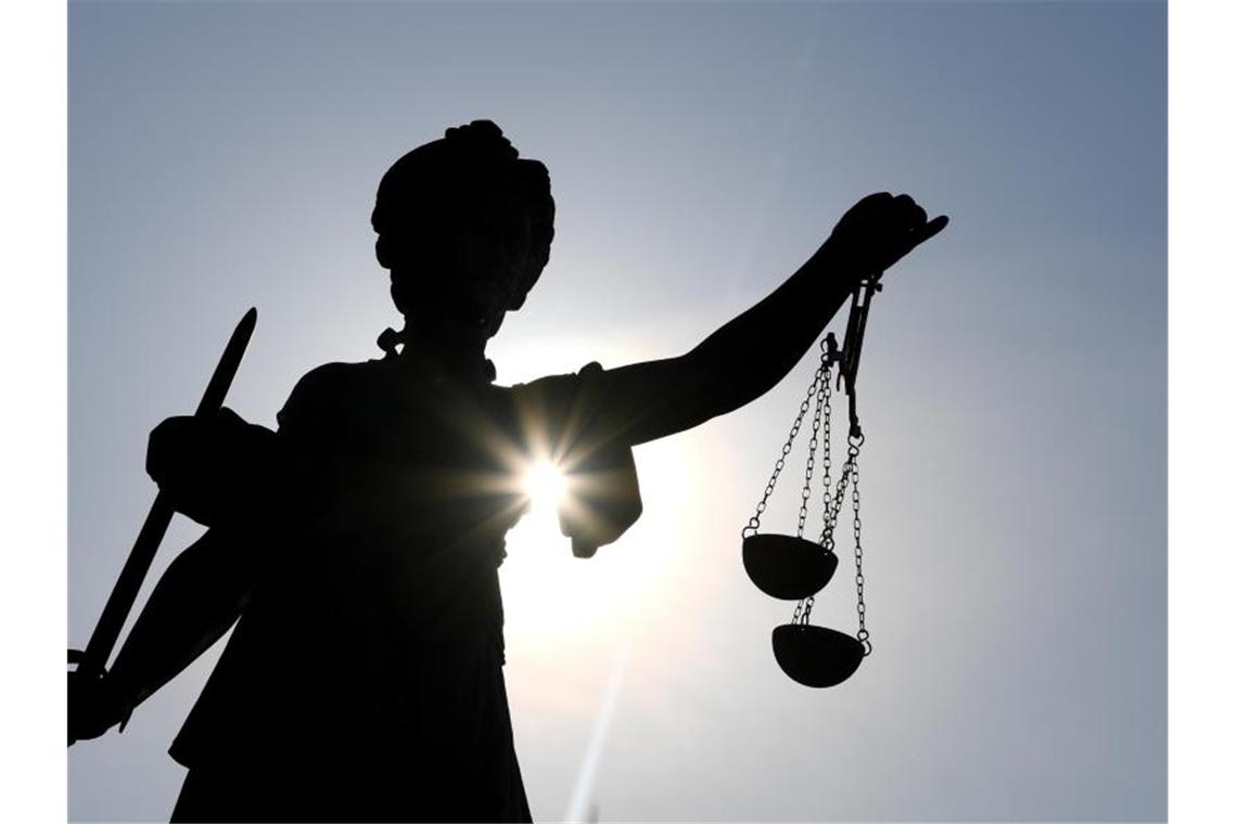 Ermittlungsende wegen Abrechnungsbetrugs in einigen Monaten Eine Statue der Justitia hält eine Waage in ihrer Hand. Foto: Arne Dedert/dpa/Archivbild