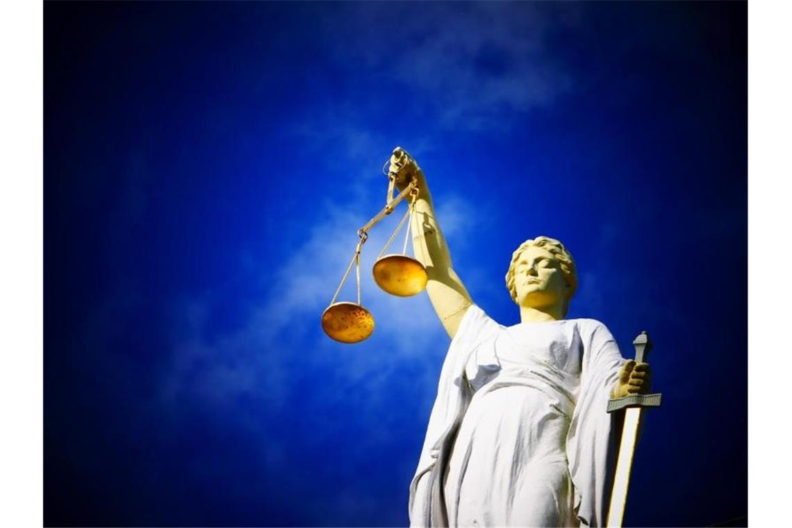 Eine Statue der Justitia hält eine Waage in ihrer Hand. Foto: Copyright: pixabay.com/Decker & Böse Rechtsanwaltsgesel/obs/Symbolbild