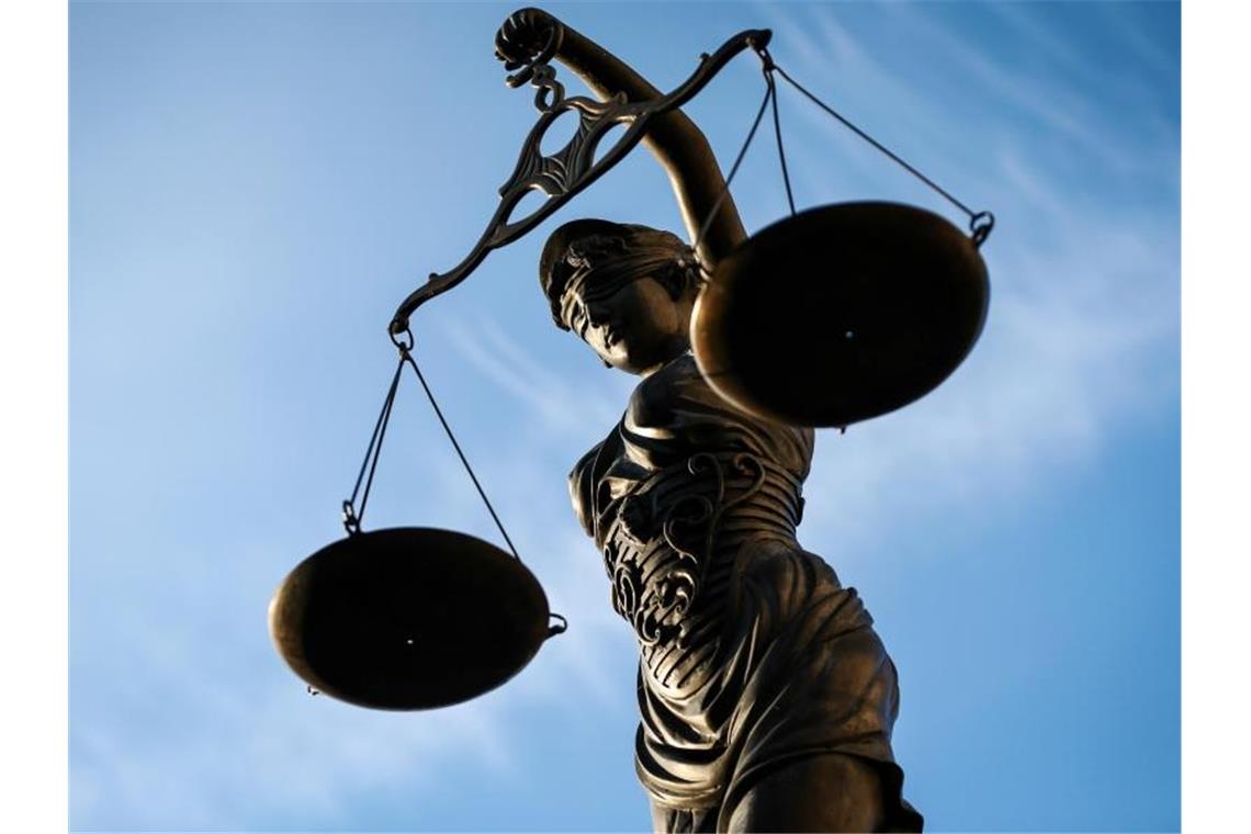 Eine Statue der Justitia hält eine Waage in ihrer Hand. Foto: David Ebener/dpa/Symbolbild