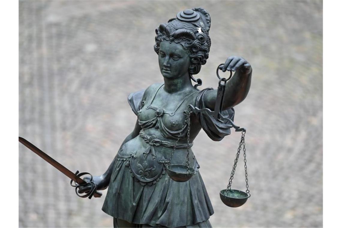 Eine Statue der Justitia hält eine Waage und ein Schwert in der Hand. Foto: Arne Dedert/dpa/Symbolbild