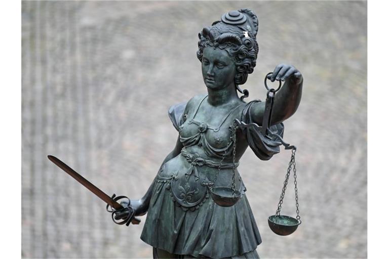 Eine Statue der Justitia hält eine Waage und ein Schwert in der Hand. Foto: Arne Dedert/dpa/Symbolbild