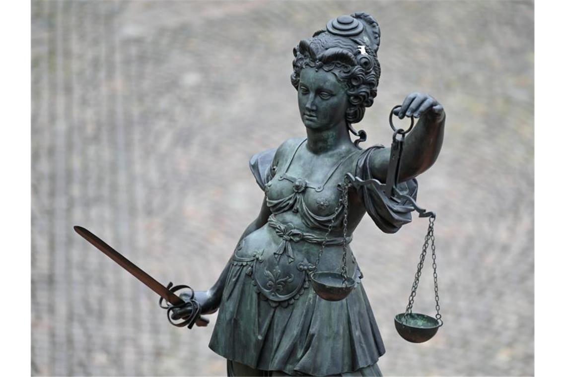 Teenager heimtückisch ermordet? Zwei Verdächtige in U-Haft Eine Statue der Justitia hält eine Waage und ein Schwert in der Hand. Foto: Arne Dedert/dpa/Symbolbild