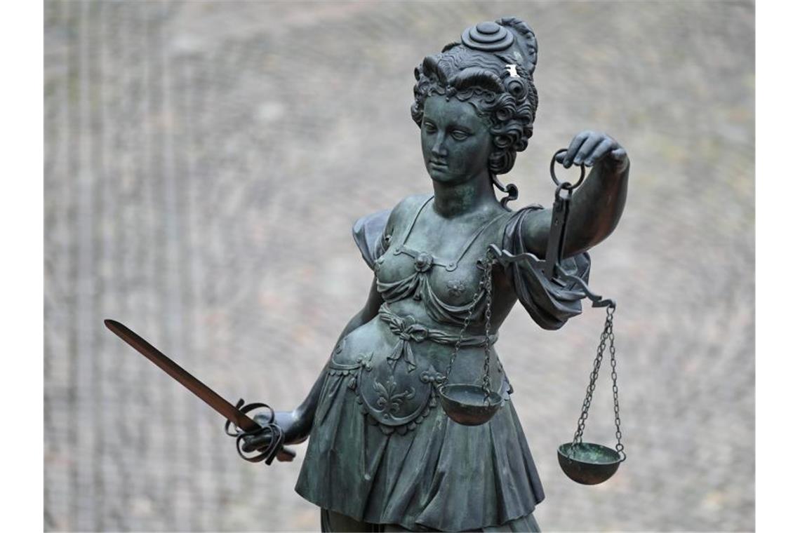 Eine Statue der Justitia hält eine Waage und ein Schwert in der Hand. Foto: Arne Dedert/dpa/Symbolbild