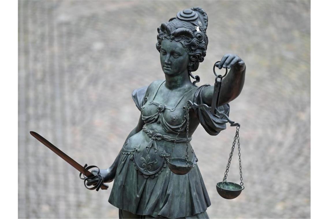 Millionenforderung: Zeppelin-Urenkel scheitert vor Gericht Eine Statue der Justitia hält eine Waage und ein Schwert in der Hand. Foto: Arne Dedert/dpa/Symbolbild