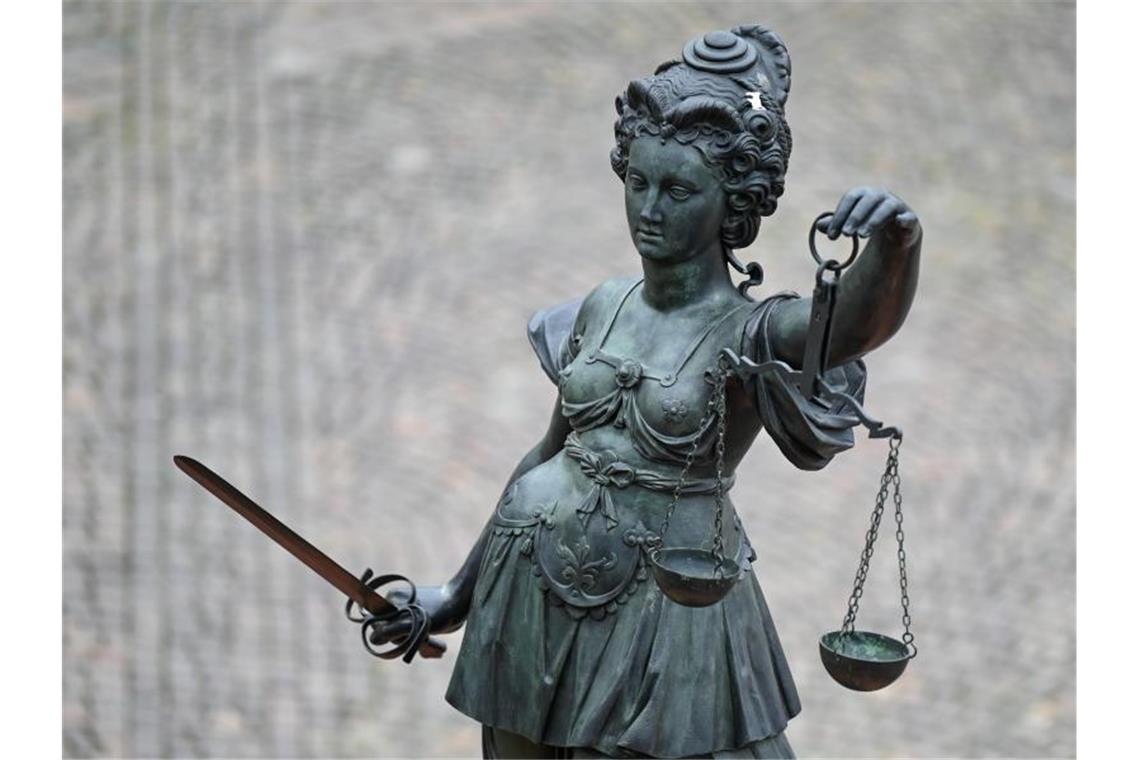 Prozess um Totschlag auf Reichenau: Angeklagter schweigt Eine Statue der Justitia hält eine Waage und ein Schwert in der Hand. Foto: Arne Dedert/dpa/Symbolbild